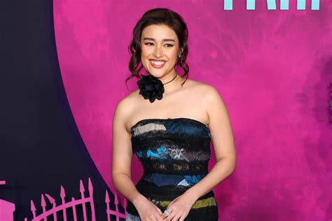 Liza Soberano wows at 'Lisa Frankenstein' Hollywood premiere.